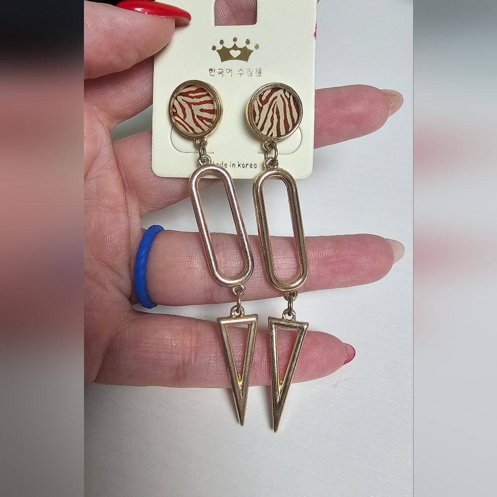 Gold-Toned Geometric Drop Earrings with Animal‎ Print Studs